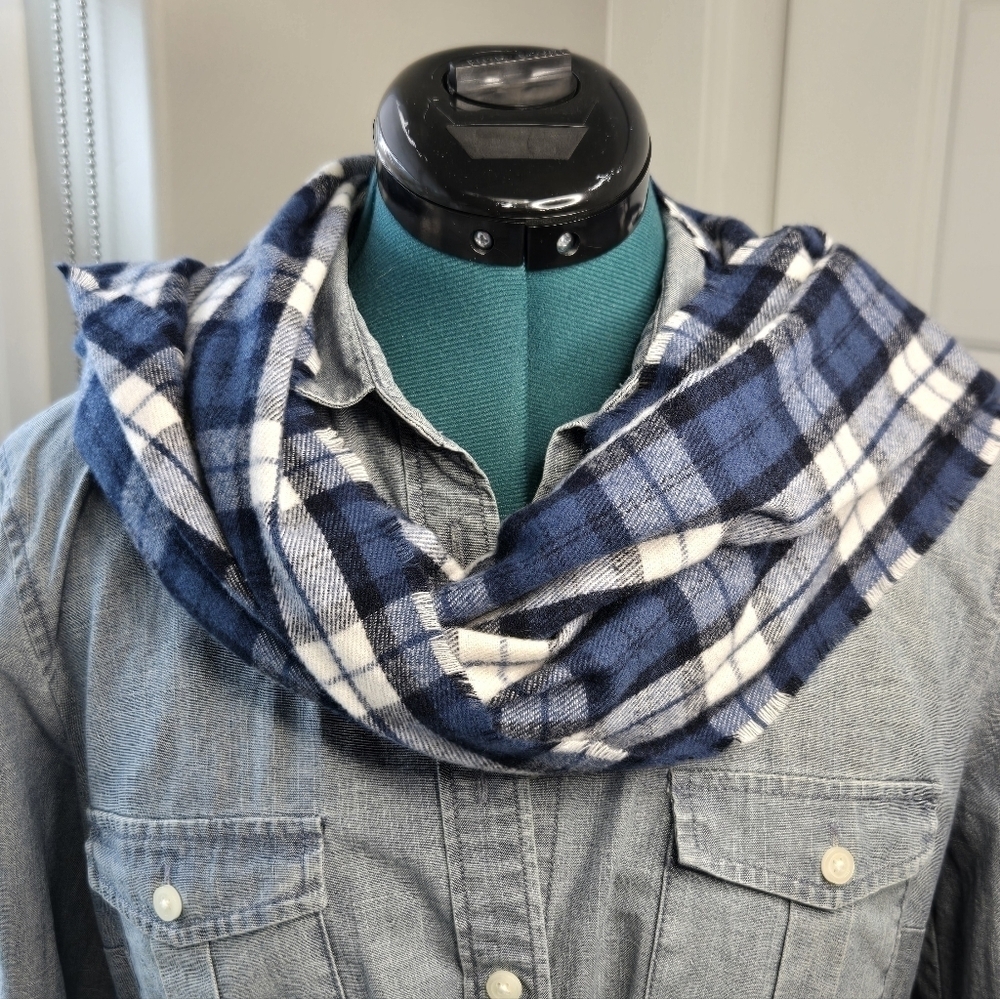 OLD NAVY BLUE & WHITE PLAID LONG SCARF FRINGE ENDS UNISEX OS FALL WARM COZY